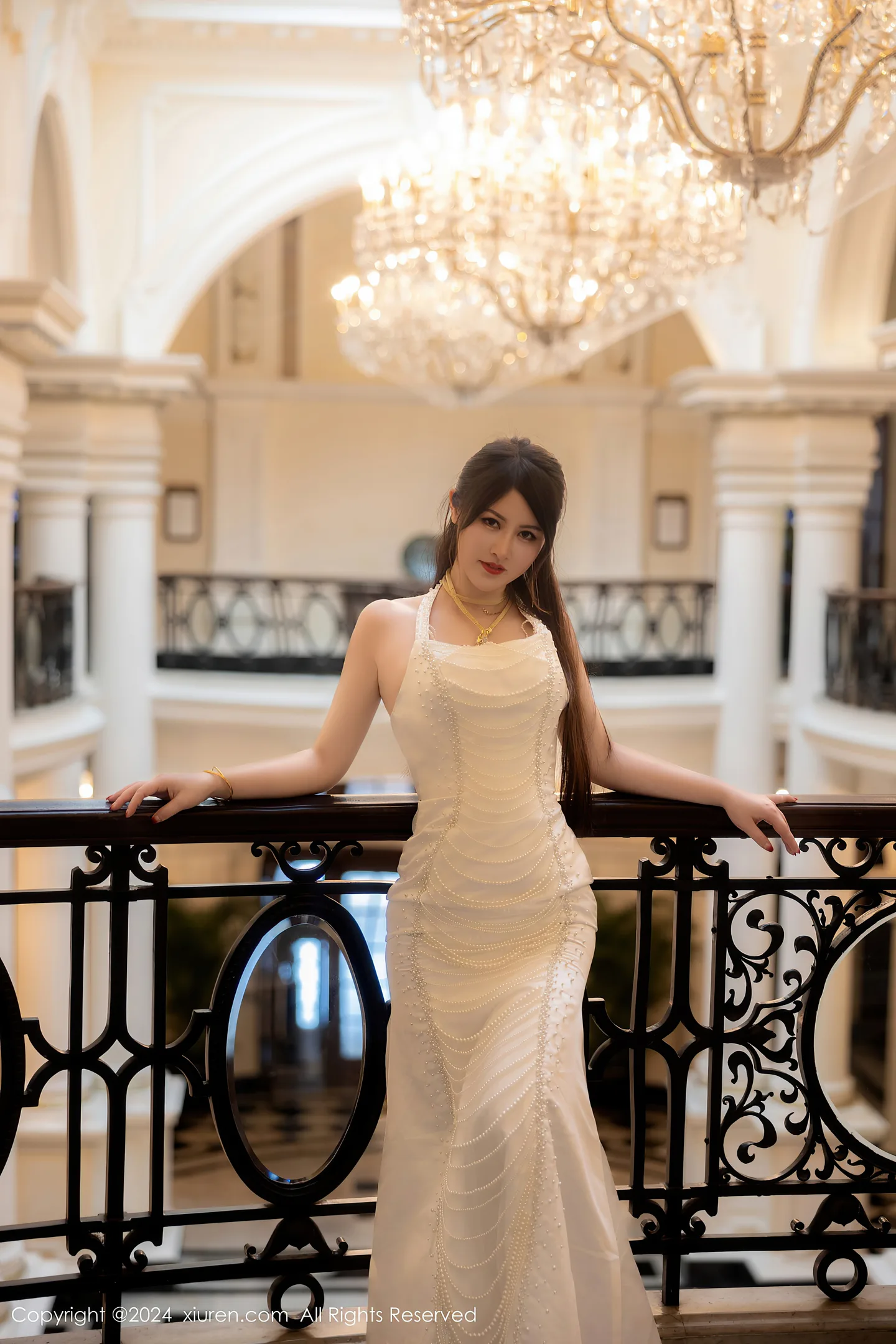 图片[2]-[XiuRen秀人网]VOL.8436 模特诗诗kiki白色吊带短裙露粉色内衣配黑丝袜秀惹火身材诱惑写真83P-秀人网官方网站